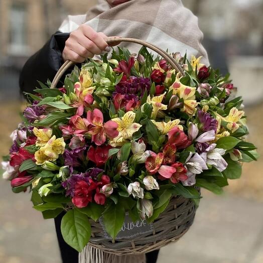 Корзина с цветами альстромерия