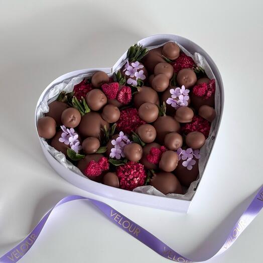 Коробочка белое сердце с клубникой и голубикой в шоколаде