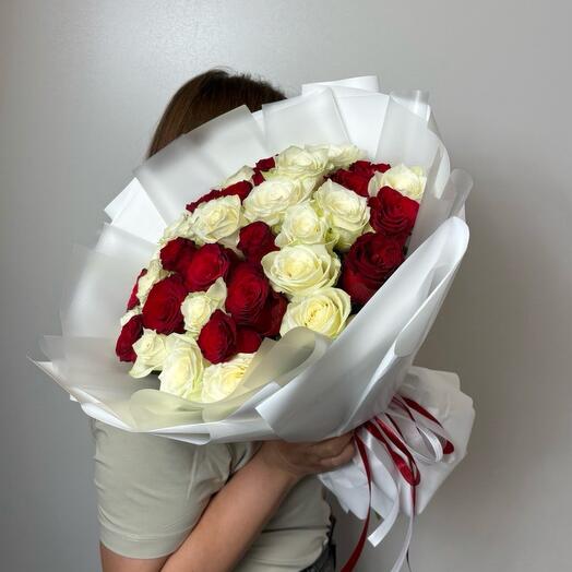 Букет из 35 Кенийских белых и красных роз