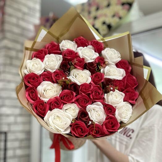 Букет из 35 красных и белых мыльных роз