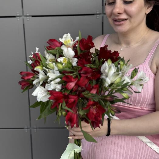 Букет из красных и белых альстромерий