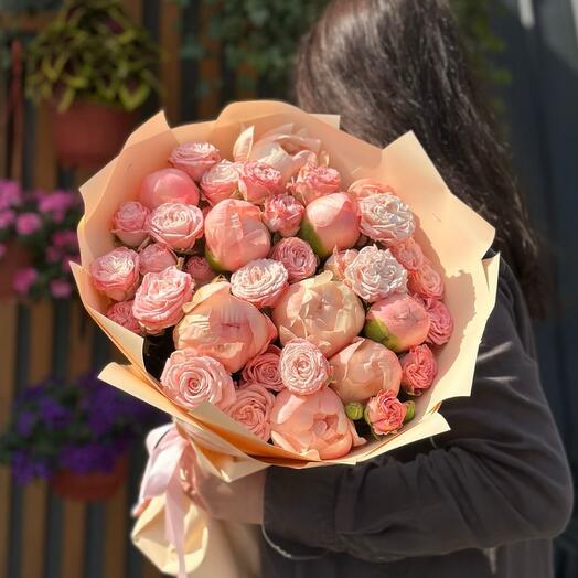 Нежные пионы с кустовыми розами