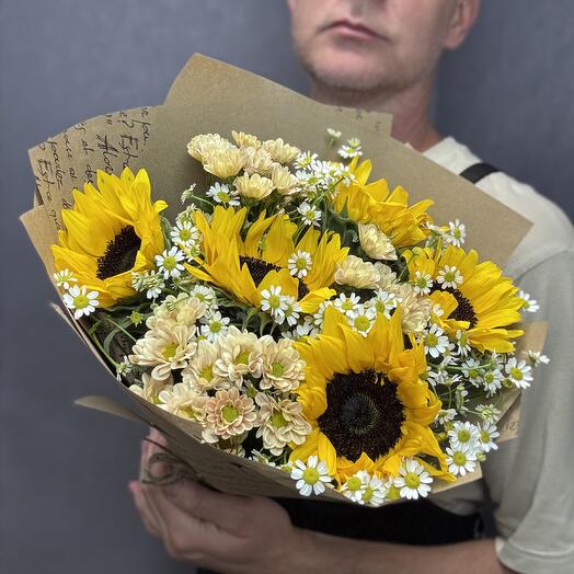 Букет из желтых подсолнухов, ромашек и сантини