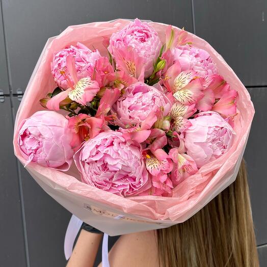 Пушистые розовые пионы с альстромерией🌸