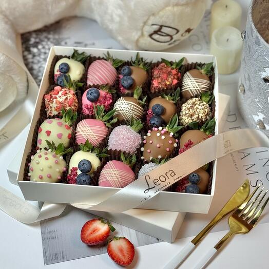 Клубника в Бельгийском шоколаде Callebaut 25-16 шт. Подарочный набор 2041. Leoraflowers