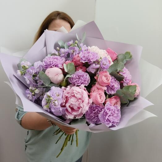 Букет пион, маттиола кустовая, диантус, роза пионовидная кустовая