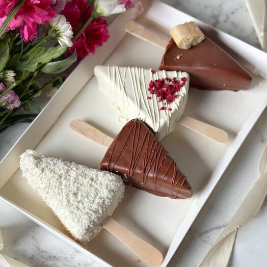 Подарочный набор чизкейков ассорти в белом и молочном шоколаде
