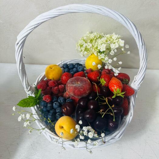 Корзина с ягодами и абрикосом с персиками