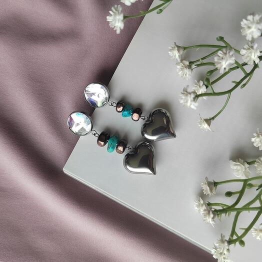 Серьги-гвоздики из эпоксидной смолы с сердечками