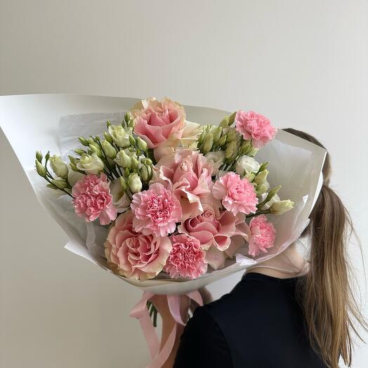 Букет с французской розой, лизиантусом и нежными диантусами🌸
