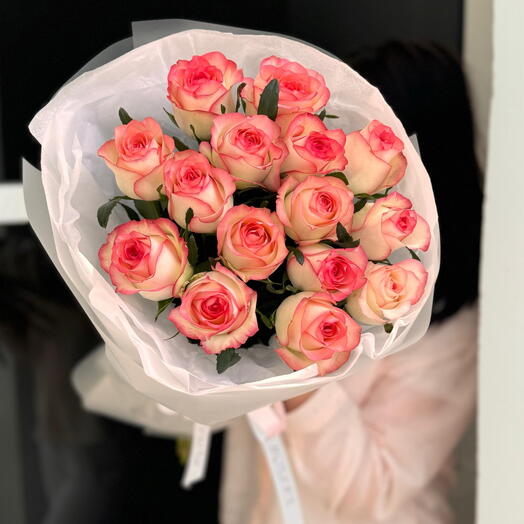Букет из 15 роз сорта Джумелия