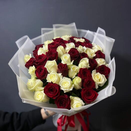 Dúo de rosas rojas y blancas