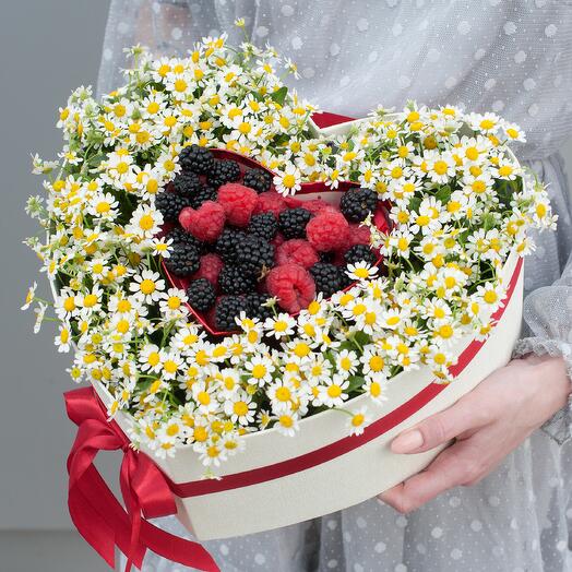 Коробка с кустовыми ромашками, малиной и ежевикой Любимый июль