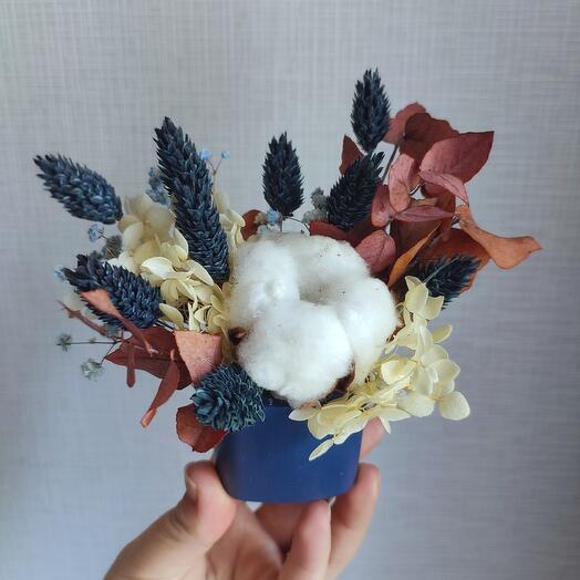 The composition is dried flowers with cotton