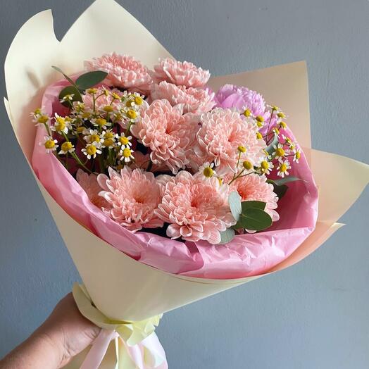 Букет цветов с пионом и ромашками «Цветочный Бриз»