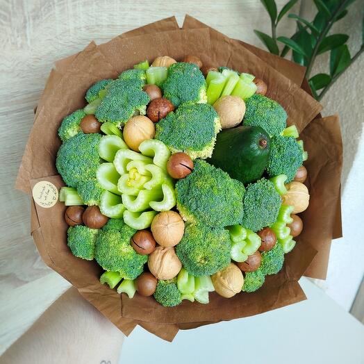 Летний зелёный букет из овощей и орехов с авокадо и макадамией для папы (M)