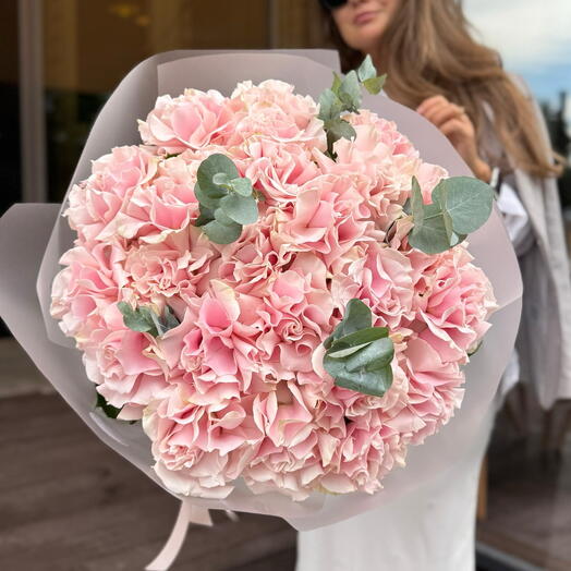 Роскошный букет французских роз с эвкалиптом