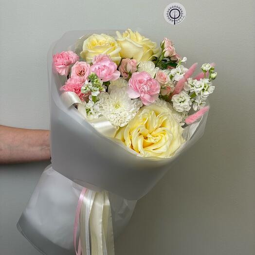 Сборный букет из роз кендилайт и розовой кустовой гвоздики