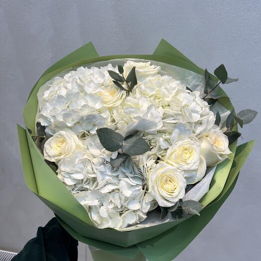 Нежно букет из белых гортензии