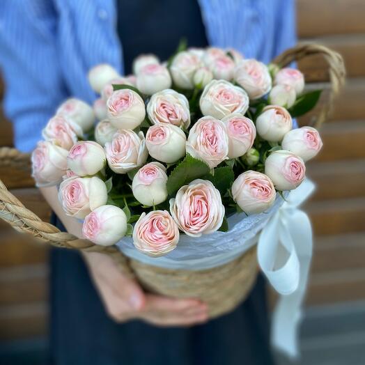 Пионовидные розы в корзине