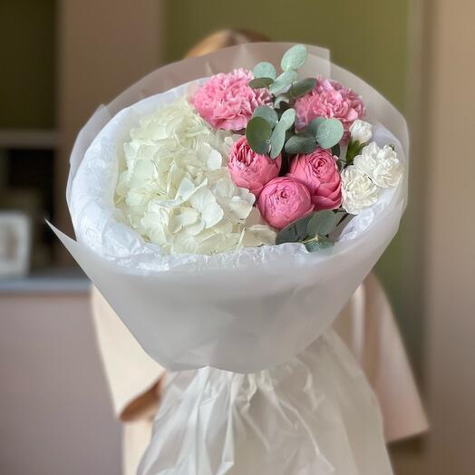 Букет с гортензией и пионовидной розой