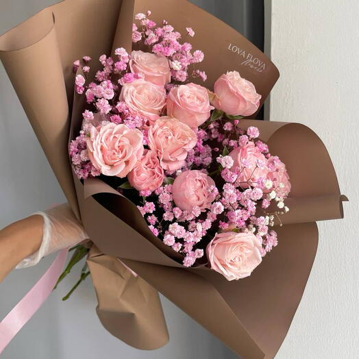 Кустовые пионовидные розы с гипсофилой