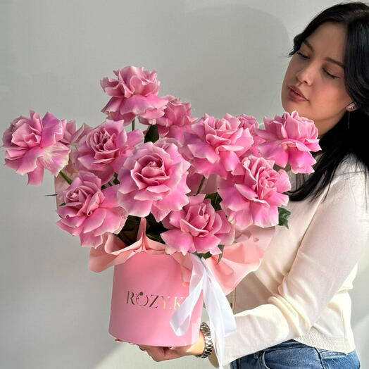 Композиция из 13 нежных роз