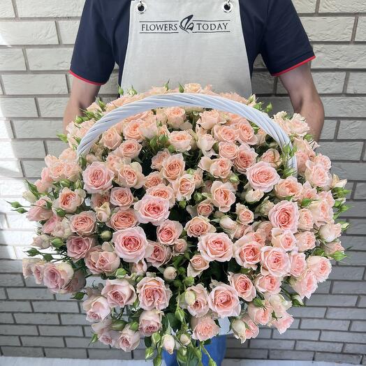 Корзина из кустовых роз