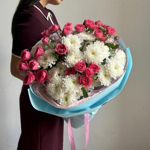 Букет "Хризантемы и кустовые розы"