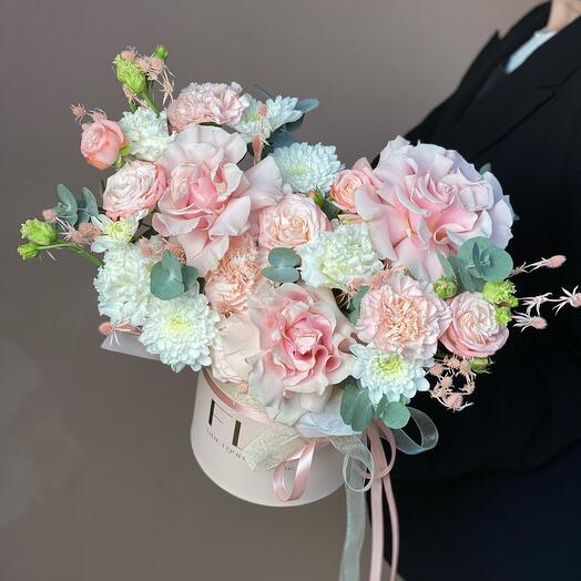 Изысканная композиция с французскими розами, ароматным эвкалиптом и стабилизированным эрингиумом (304)