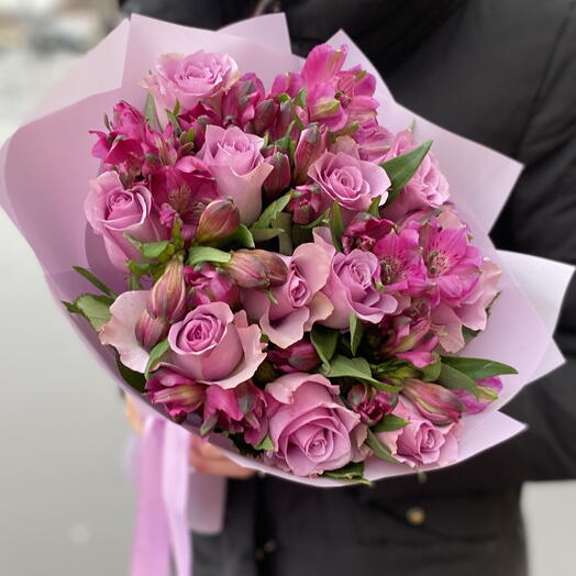 Bouquet of 35 alstroemeria bright mix in a package