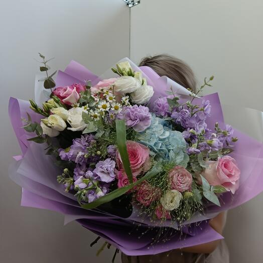 Букет из розы , Камиллы, диантуса, эустомы, кустовой пионовидной розы, гортензии