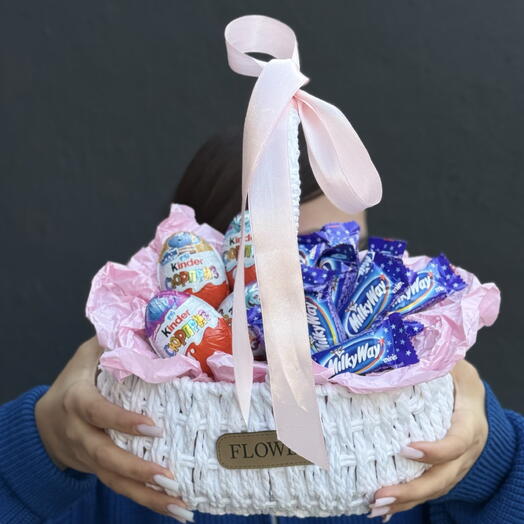 Корзина Kinder-моментов 30 см сладости наборы
