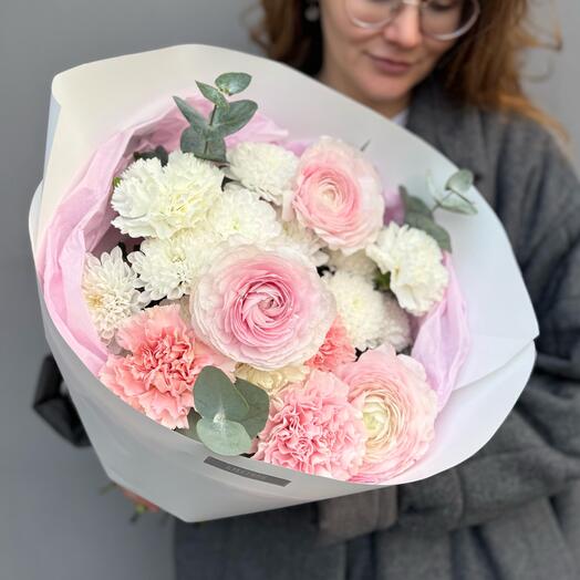 Нежный букет n107 с ранункулюсами, диантусами и хризантемой