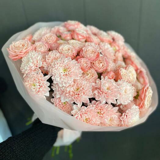 Нежный букет из кустовых роз и кустовых хризантем