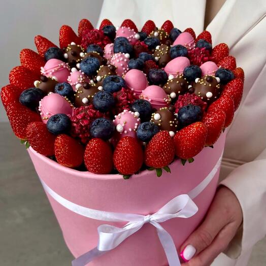Букет с клубникой в шоколаде в шляпной коробке 💞