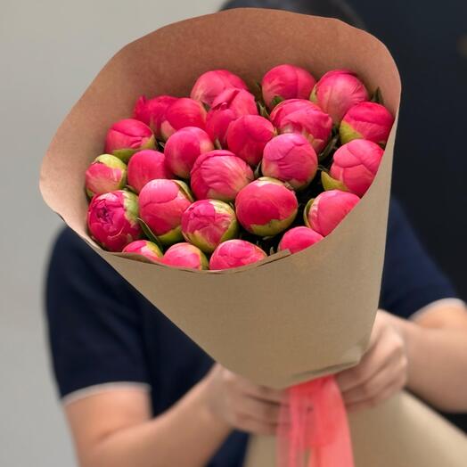 Букет из коралловых пионов