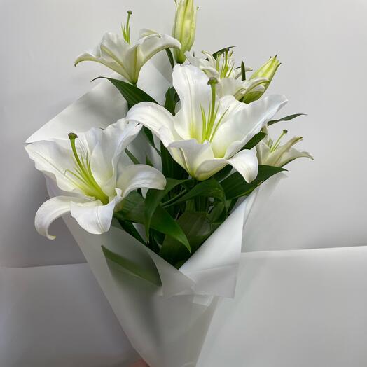 Букет с лилиями