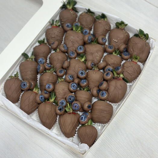 Большой бокс из клубники и голубики в шоколаде