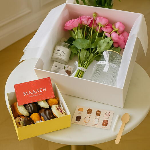 Мадлены и букет кашпо в коробке с вазой