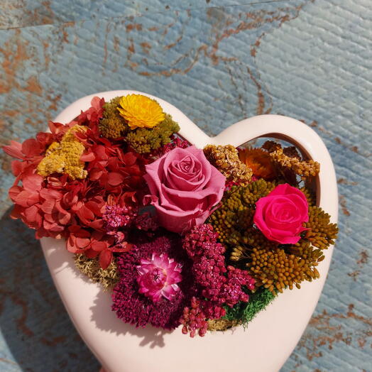 Centro de corazon ceramico con estallido de flores eternas