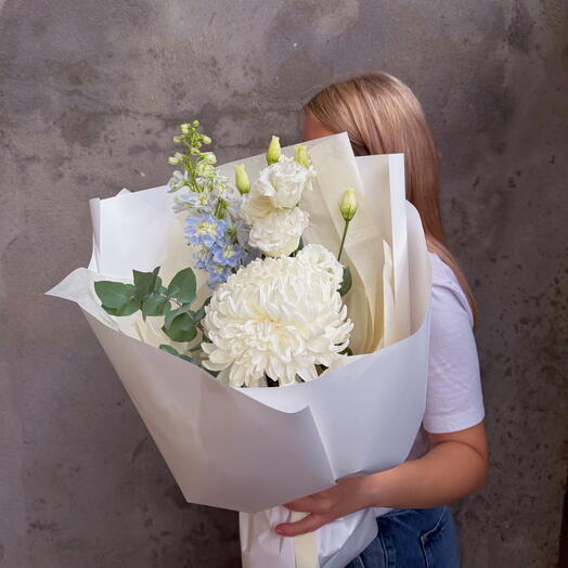 Букет комплимент с хризантемой