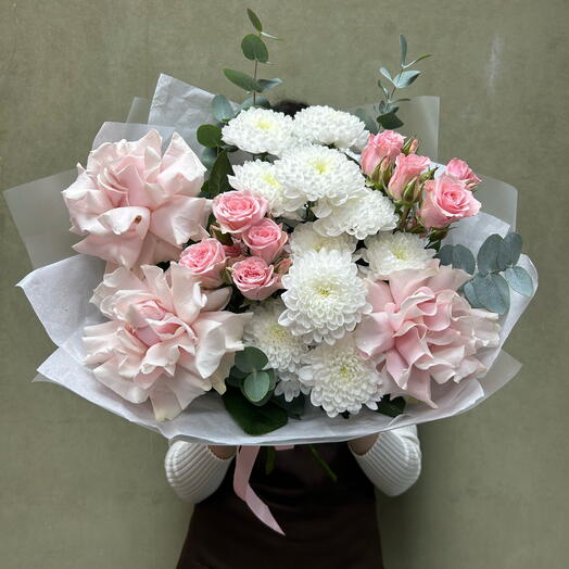 Нежный букет с французскими розами, кустовыми розами и хризантемами