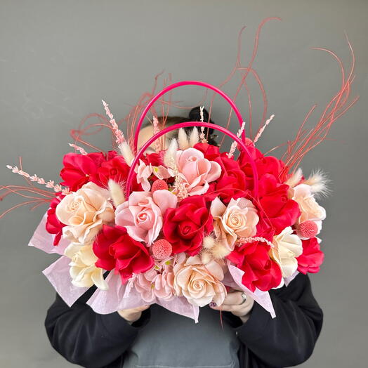 Красная большая композиция из мыльных цветов и сухоцветов 26