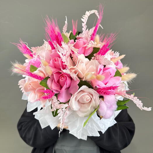 Композиция из мыльных цветов и сухоцветов в коробке 17