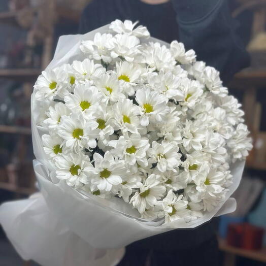 Воздушный букет из кустовых ромашек