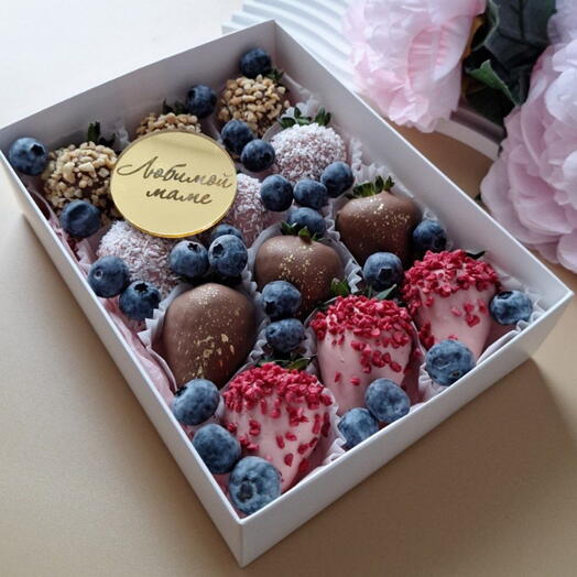 Клубника в шоколаде с голубикой с топпером любимой маме