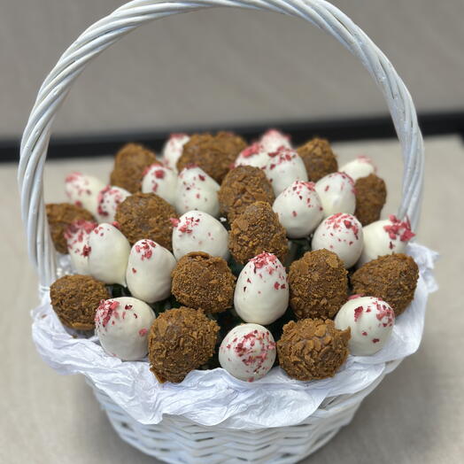 Корзинка с клубникой в шоколаде S