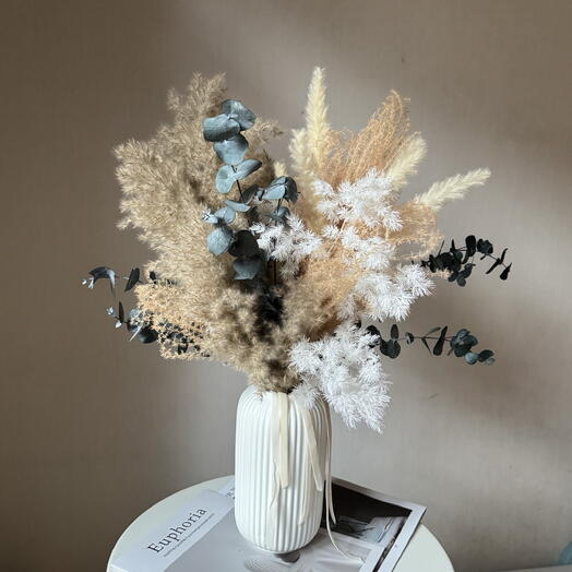 Ваза с букетом из стабилизированного эвкалипта и пушистых сухоцветов