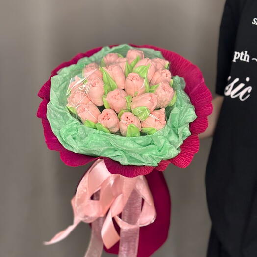 Ярко розовый букет из безе в форме тюльпаны